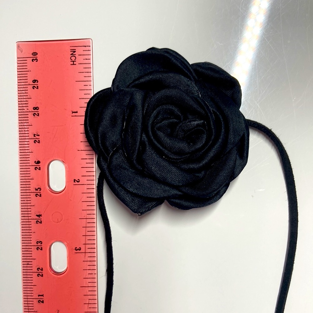 🌟 Romantic Gothic Black Camellia Big Rose Flower Necklace for Women Adjustable - Picture 4 of 4